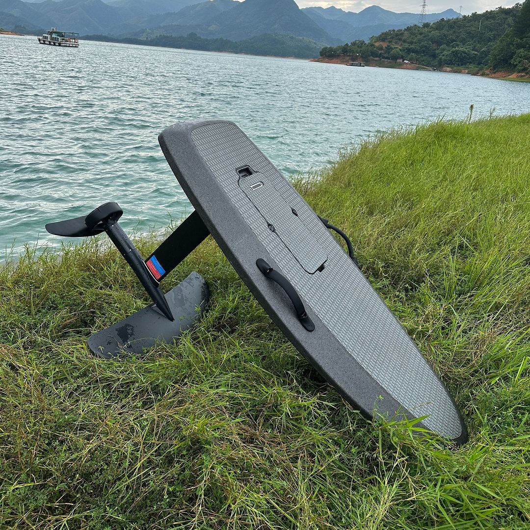 Sóng Nước Gọi Tên Bạn: Electric Hydrofoil Surfboard Đến Từ RUSH WAVE - MÔTÔ ĐỊA HÌNH