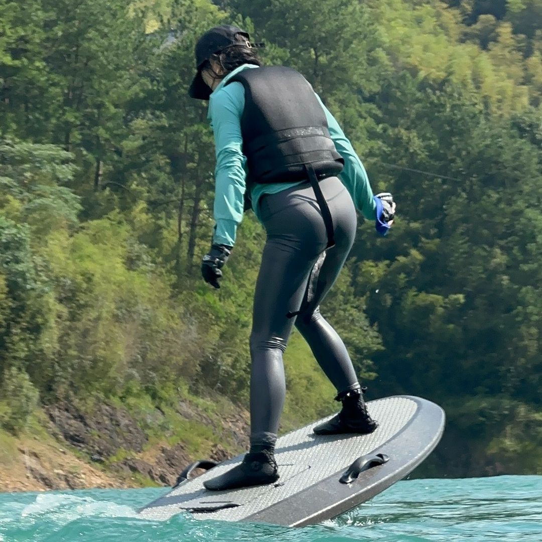 Sóng Nước Gọi Tên Bạn: Electric Hydrofoil Surfboard Đến Từ RUSH WAVE - MÔTÔ ĐỊA HÌNH